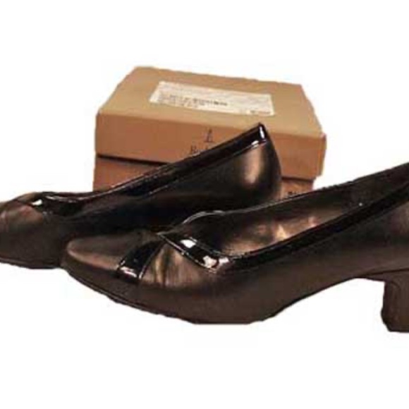 PUMPS, PATENT CROSSOVERS ON UPPERS, Sz 8B, BLACK, MADE IN CANADA, HEEL 2 inches, - Picture 3 of 5